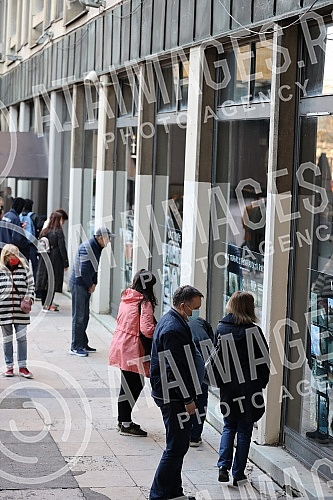 Awarding the prize to the winners of the competition THE BEST HOLE (Belgrade) of the city, which was organized by Nije Filozofski cutati, NIN, NewsNet, Marko Zvak and Ne davimo Beograd.Dodela nagrade pobednicima konkursa NAJ RUPA (Beo)grada koji su