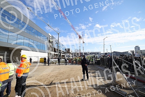 Numerous journalist teams and fans were waiting for Novak Djokovic at the Nikola Tesla Airport, who arrived from Belgrade to Belgrade at around 12:20, after the abolition of visas for Australia.Mnogobrojne novinarske ekipe i fanovi su na aerodromu 