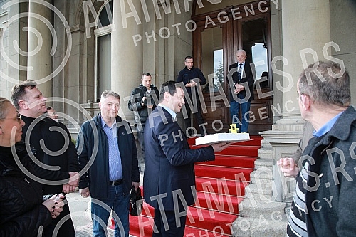 Nemanja Sarovic, leader of the Faith, Love, Hope movement, brought a cake for Goran Vesic for his birthday, which presented symbols of Vesic's leadership of Belgrade - a yellow excavator, demolition in Herzegovina, destruction of institutions, destru