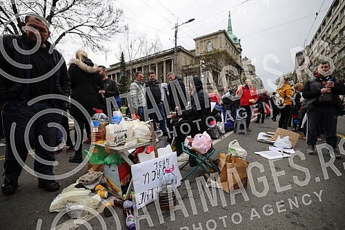 Market vendors who started a protest against e-fiscalization at noon yesterday are still waiting in front of the Presidency for someone to address them.Pijacni prodavci koji su juce u podne zapoceli protest zbog e-fiskalizacije i dalje ispred Preds