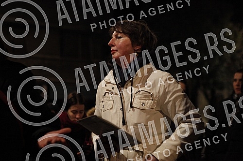 Citizens against the introduction of kovid passes gathered at the assembly, some of them walked to the RTS building, where former journalist Jasmina Stojanovic tore her press ID because of the situation and the way of writing about the crown.Gradja