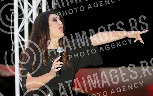 Performance of Dragana Mirkovic held in night club White. Nastup Dragane Mirkovic u nocnom klubu White.