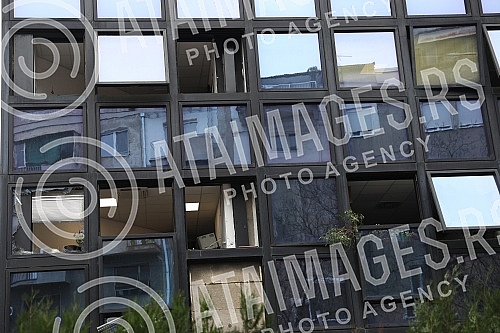 An accident occurred in front of the RTS building this morning when a welding bottle exploded, two workers were injured and one lost his life.Ispred zgrade RTS-a jutros se dogodila nesreca kada je boca za varenje eksplodirala, dva radnika su povred