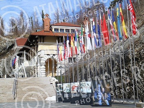 Postojna Cave, the largest exhibition cave in Europe, is located near the town of Postojna.Postojnska jama, najveca izlozbena pecina u Evropi, nalazi se kod grada Postojne.