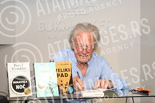 Nobel Laureate Peter Handke, who during a short visit to Belgrade, socialized with readers in the Delfi SKC bookstore and signed his books.Nobelovac Peter Handke, koji je u kratkoj poseti Beogradu druzio se sa citaocima u knjizari Delfi SKC i potpi