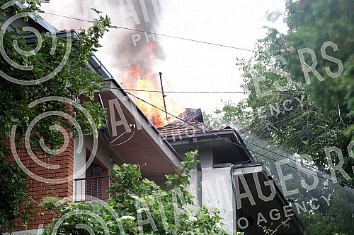 Fire in a private house in Ilije Djuricica Street in Belgrade's Zarkovo neighborhood, Cukarica municipality.Pozar u privatnoj kuci u ulici Ilije Djuricica u beogradskom naselju Zarkovo, opstina Cukarica.