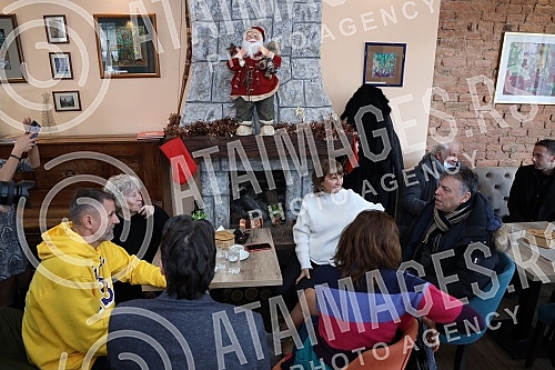 Many famous actors, musicians, athletes and writers delighted children with developmental disabilities in the humanitarian action of decorating the Christmas tree in the specific cafe Many famous actors, musicians, athletes and writers delighted children with developmental disabilities in the humanitarian action of decorating the Christmas tree in the specific cafe