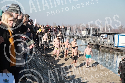 The traditional swimming for the Epiphany for the Holy Cross was held in Zemun, organized by the Municipality of Zemun, the Church of the Holy Father Nikolaj and SVEBOR Alliance of Belgrade.U Zemunu je odrzano tradicionalno plivanje na Bogojavljenj