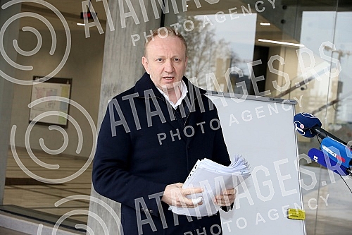 After three hearings of three lawsuits for texts published by Informer, the president of the Party of Freedom and Justice, Dragan Djilas, held a press conference in front of the Palace of Justice.Posle tri saslusanja po tri tuzbe za tekstove koje j