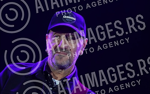 The concert of Vlatko Stefanovski and the V3 trio was held at the Tasmajdan stadium.Koncert  Vlatka Stefanovskog i V3 tria odrzan je na stadionu Tasmajdan. 