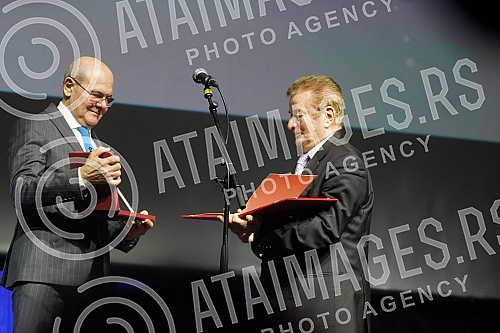 In the big hall of the Kombank hall, after a two-year break, the traditional SEMUS awards ceremony was organized for the most prominent pop and music artists in Serbia.U velikoj sali Kombank dvorane, posle dve godine pauze organizovana je tradicion