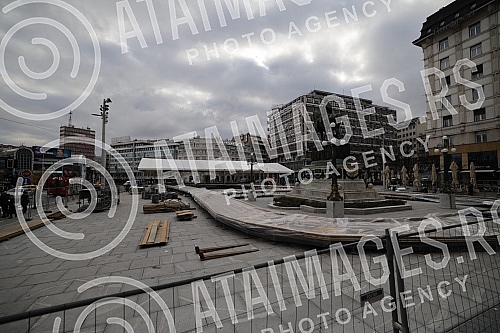 The installation of skating rinks on the Republic Square, which should open on December 25.Postavljanje klizalista na Trgu republike koje bi trebalo da bude otvoreno 25. decembra.