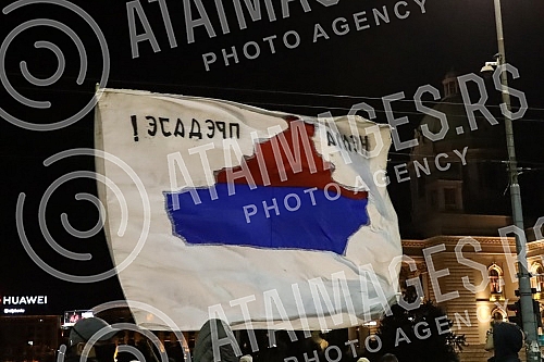 Several right-wing organizations organized a rally in front of the Serbian Parliament building in support of the brothers from Kosovo and Metohija.Nekoliko desnicarskih organizacija organizovalo je ispred zgrade Skupstine Srbije skup u znak podrske