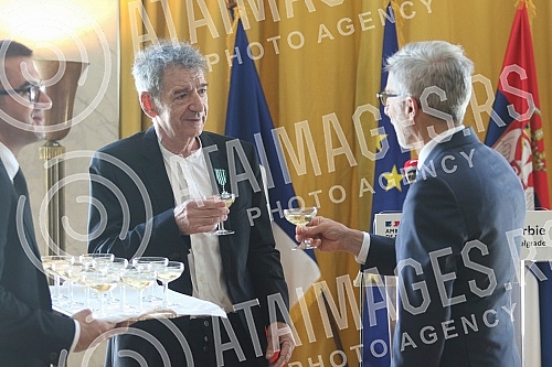 The ceremonial presentation of the Order of Arts and Literature in the rank of knight was held for the actor Predrag Miki Manojlovic at the residence of the French Embassy.Svecano urucenje Ordena umetnosti i knjizevnosti u rangu viteza upriliceno j