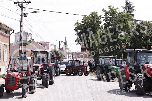 Farmers continued their blockade on the bridge over the Thames in Pancevo.Poljoprivrednici su nastavili blokadu na mostu preko Tamisa u Pancevu.