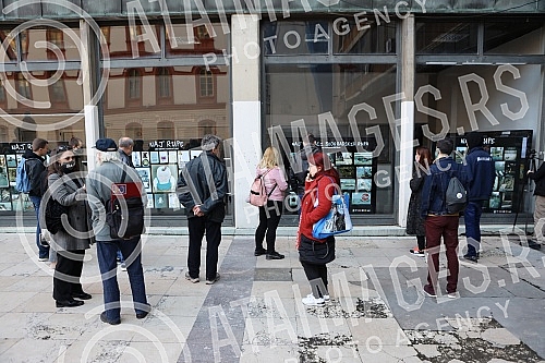 Awarding the prize to the winners of the competition THE BEST HOLE (Belgrade) of the city, which was organized by Nije Filozofski cutati, NIN, NewsNet, Marko Zvak and Ne davimo Beograd.Dodela nagrade pobednicima konkursa NAJ RUPA (Beo)grada koji su