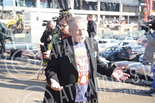 Numerous journalist teams and fans were waiting for Novak Djokovic at the Nikola Tesla Airport, who arrived from Belgrade to Belgrade at around 12:20, after the abolition of visas for Australia.Mnogobrojne novinarske ekipe i fanovi su na aerodromu 