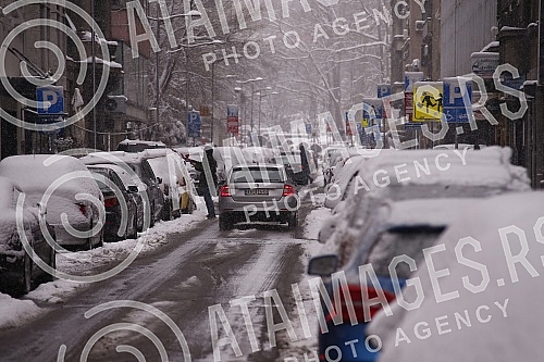 Snow in Belgrade has been falling for the second day, the central roads have been cleared, sidewalks are being cleaned.Sneg u Beogradu pada vec drugi dan, centralne sabracajnice su rasciscene, ciste se trotoari