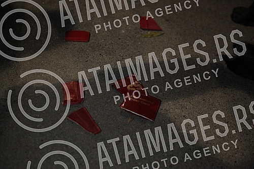 Citizens against the introduction of kovid passes gathered at the assembly, some of them walked to the RTS building, where former journalist Jasmina Stojanovic tore her press ID because of the situation and the way of writing about the crown.Gradja