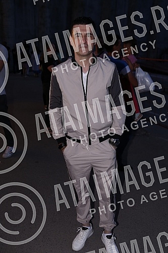 A humanitarian concert of folk and pop music to help the victims of the fire in Karaburma was held at the Karaburma Shopping Center.Humanitarni koncert narodne i pop muzike za pomoc nastradalima u pozaru na Karaburmi odrzan je u Shoping centru Kara