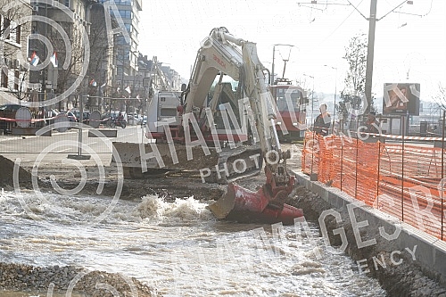 During the works on the reconstruction of Savska Street, a water pipe burst, and tram traffic was suspended on that route.Tokom radova na rekonstrukciji Savske ulice doslo je do pucanja vodovodne cevi, tramvajski saobracaj je obustavljen na toj tra