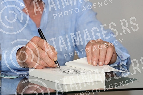 Nobel Laureate Peter Handke, who during a short visit to Belgrade, socialized with readers in the Delfi SKC bookstore and signed his books.Nobelovac Peter Handke, koji je u kratkoj poseti Beogradu druzio se sa citaocima u knjizari Delfi SKC i potpi