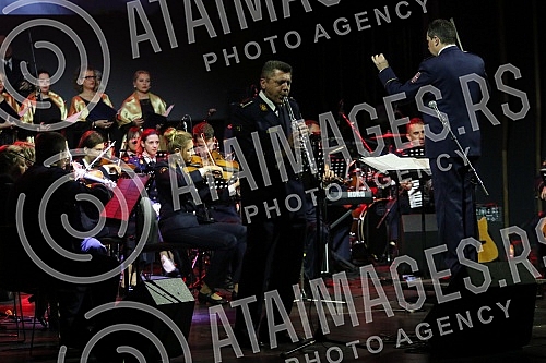 As part of the celebration of the Day of the Serbian Army, the Revue Orchestra and the Mixed Choir of the Art Ensemble of the Ministry of Defense Stanislav Binicki organized a concert in Kombank Hall.U okviru obelezavanja Dana Vojske Srbije, Revijs