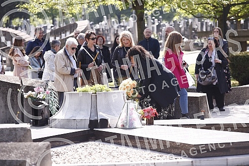 The commemoration on the occasion of the first year since the death of the painter and sculptor Milos Sobajic was held in the Alley of Merited Citizens at the New Cemetery.Pomen povodom prve godine od smrti slikara i vajara Milosa Sobajica odrzan j