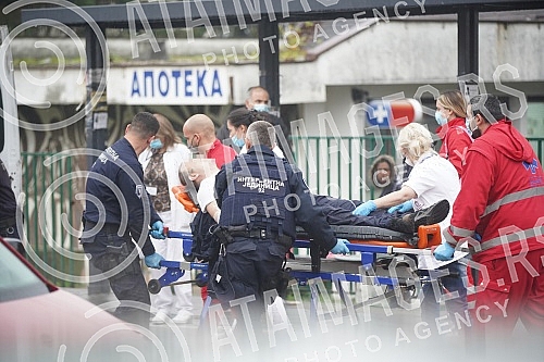 After the attack on the police officers, they were taken care of at the Sremcica Health Center, from where they were transferred to the Emergency Center.Posle napada na policijske sluzbenike oni su zbrinuti u Domu zdravlja Sremcica, odakle su potpo
