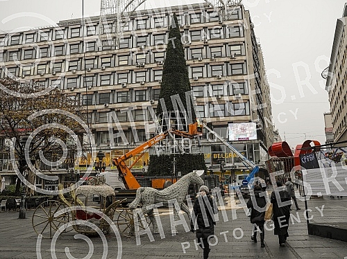 Installation of a New Year's tree in Knez Mihailova street, in the immediate vicinity of Republic Square.
Postavljanje novogodisnje jelke u Knez Mihailovoj ulici, u neposrednoj blizini Trga Republike Installation of a New Year's tree in Knez Mihailova street, in the immediate vicinity of Republic Square.
Postavljanje novogodisnje jelke u Knez Mihailovoj ulici, u neposrednoj blizini Trga Republike