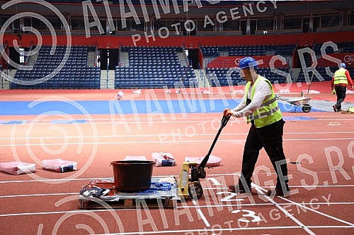 In the Stark Arena, works are underway on setting up an athletics track and preparing an athletic battlefield for the upcoming World Athletics Championships.U Stark areni u toku su radovi na postavljanju atletske staze i spremanje atletskog bojista