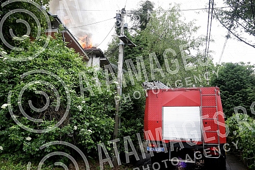 Fire in a private house in Ilije Djuricica Street in Belgrade's Zarkovo neighborhood, Cukarica municipality.Pozar u privatnoj kuci u ulici Ilije Djuricica u beogradskom naselju Zarkovo, opstina Cukarica.