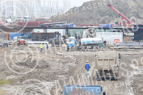 About 500 workers from Vietnam are housed in an improvised settlement near the Linglong construction site in Zrenjanin in overcrowded barracks and extremely inhumane conditions.Oko 500 radnika iz Vijetnama smesteno je u improvizovanom naselju u bli