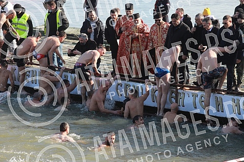 The traditional swimming for the Epiphany for the Holy Cross was held in Zemun, organized by the Municipality of Zemun, the Church of the Holy Father Nikolaj and SVEBOR Alliance of Belgrade.U Zemunu je odrzano tradicionalno plivanje na Bogojavljenj