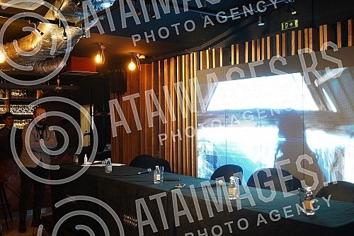 Pop rock band Neverne bebe has announced its new Belgrade concert in Kombank Hall for March 8 - Women's Day at the Jazz Canteen Club Lisbon within that cultural institution. Pop rock band Neverne bebe has announced its new Belgrade concert in Kombank Hall for March 8 - Women's Day at the Jazz Canteen Club Lisbon within that cultural institution.