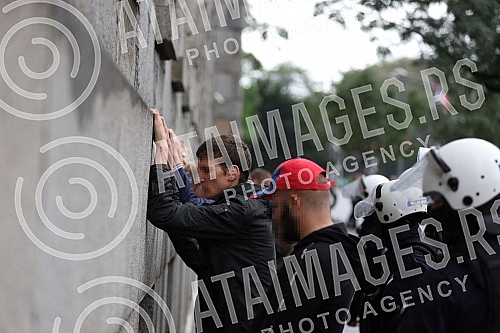 The police blocked the opponents of Europride in the central city streets, and some of them were detained.Policija je blokirala protivnike Europrajda u centralnim gradskim ulicama, a neki od njih su i privedeni.
