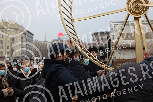 Street artist and architect Andrej Josifovski, better known as the Pianist, set up a new, unusual installation in front of the National Assembly of Serbia as part of the 
