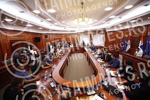 The President of the Government of the Republic of Serbia in the technical mandate, Ana Brnabic, met with representatives of farmers with whom she discussed the demands of the protesting agricultural producers.Predsednica Vlade Republike Srbije u t