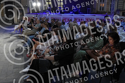 Singer Zoran Predin held a promotion of the book - Mongolian stains in the courtyard of the University and then a songwriting concert.Pevac Zoran Predin odrzao je promociju knjige - Mongolske mrlje u dvoristu Univerziteta a zatim i kantautorski konc