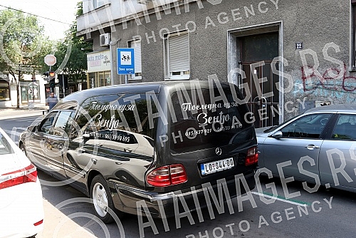 Sinan Sakic, a premature singer, was taken to Loznica from a flat in Belgrade.Preminulog pevaca Sinana Sakica odvoze za Loznicu iz stana u Beogradu