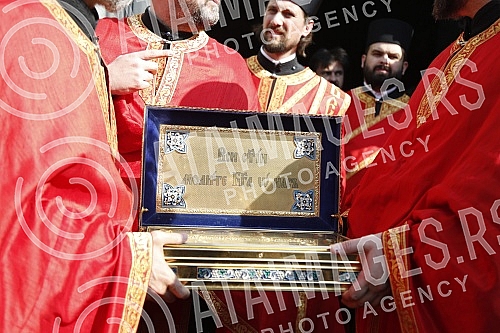 The relics of twenty large Russian saints among them Alexander Nevsky, the patron of Russian Orthodoxy and the holy earth arrived in Belgrade.Mosti dvadeset velikih ruskih svetitelja medju kojima su i Aleksandra Nevskog, zastitnika pravosljavlja i s