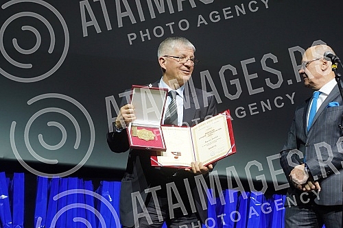 In the big hall of the Kombank hall, after a two-year break, the traditional SEMUS awards ceremony was organized for the most prominent pop and music artists in Serbia.U velikoj sali Kombank dvorane, posle dve godine pauze organizovana je tradicion