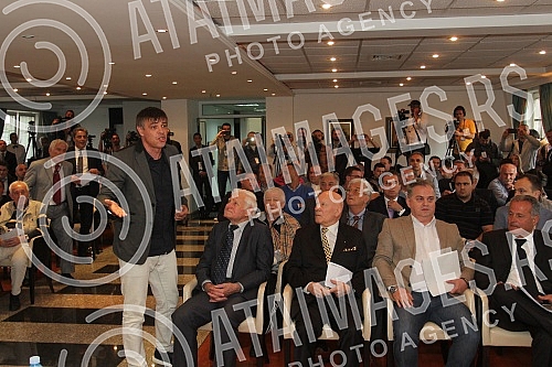 Extraordinary Assembly of Partizan Football Club was held at the Sports Centre Teleoptik. Vanredna skupstina Fudbalskog kluba Partizan odrzana u Sportskom centru Teleoptik. 