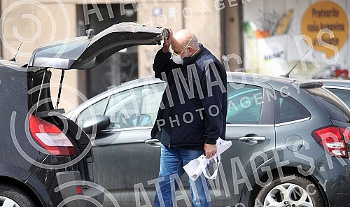 Because of the coronavirus, Belgrade markets operate three days a week on Thursdays, Fridays and Saturdays. Zbog korona virusa pijace u Beogradu rade tri dana nedeljno, cetvrtakom, petakom i subotom.