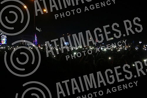 Citizens and tourists in Banja Luka welcomed the New Year 2022 on Krajina Square to the music of regional stars Petra Grasa and Neda Ukraden.Gradjani i turisti u Banjaluci docekali su Novu 2022. godinu na Trgu Krajine uz muziku regionalnih zvezda P