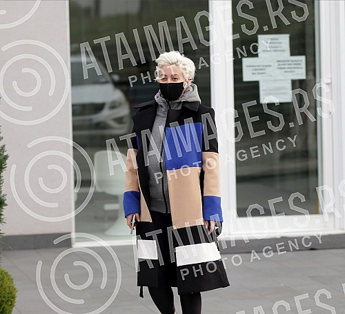 Television presenter Dusica Jakovljevic released from the clinic where she underwent surgery - breast augmentation.Televizijska voditeljka Dusica Jakovljevic izlazi iz klinike gde se podvrgla operaciji - povecanje grudi.
