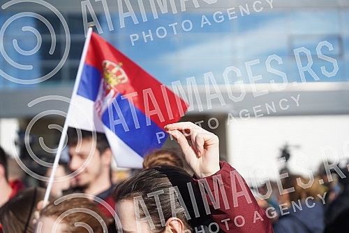 Numerous journalist teams and fans were waiting for Novak Djokovic at the Nikola Tesla Airport, who arrived from Belgrade to Belgrade at around 12:20, after the abolition of visas for Australia.Mnogobrojne novinarske ekipe i fanovi su na aerodromu 