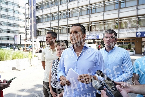 Serbian coalition NADA consisting of New DSS, POKS of Vojislav Mihailovic and 25 citizens' associations, organized a media conference in front of the City Administration, where it sent a request to the city authorities in Belgrade to extend the prote