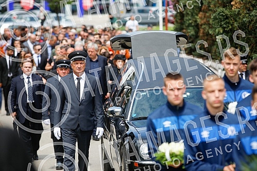 One of the best football players and coaches in Bosnia and Herzegovina ever Ivica Osim was buried in the Alley of the Greats at the Bare City Cemetery in Sarajevo.
Jedan od najboljih fudbalera i trenera Bosne i Hercegovine ikada Ivica Osim sahranje One of the best football players and coaches in Bosnia and Herzegovina ever Ivica Osim was buried in the Alley of the Greats at the Bare City Cemetery in Sarajevo.
Jedan od najboljih fudbalera i trenera Bosne i Hercegovine ikada Ivica Osim sahranje