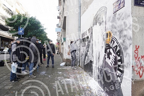A group of young people gathered on the corner of Njegoseva and Aleksa Nenadovic and started cleaning the mural with the image of Ratko Mladic, on which a bucket of paint was thrown. Grupa mladih se okupila na uglu Njegoseve i Alekse Nenadovica i p